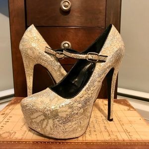 NWOT Steve Madden Mary Jane Pumps.